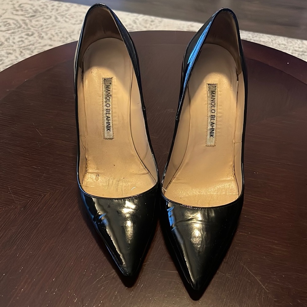 Black pumps